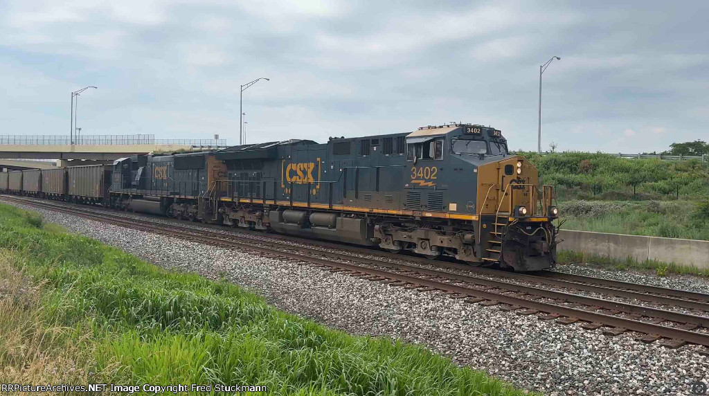 CSX 3402 leads E907.